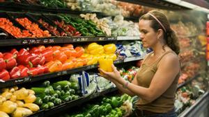 Una mujer compra en un supermercado