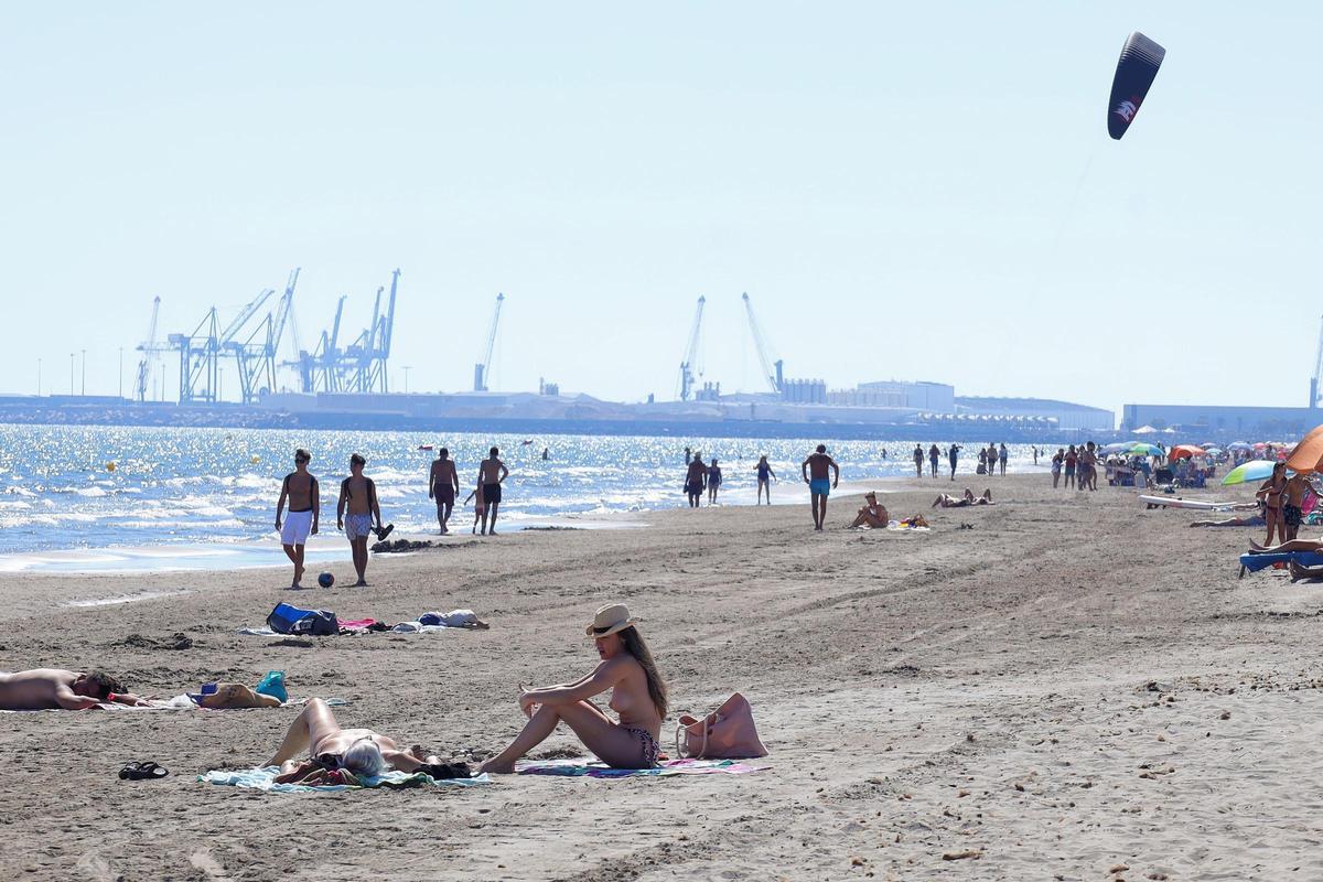 En la playa del Grau, muchos disfrutaban de los rayos de sol y de la temperatura del mar.