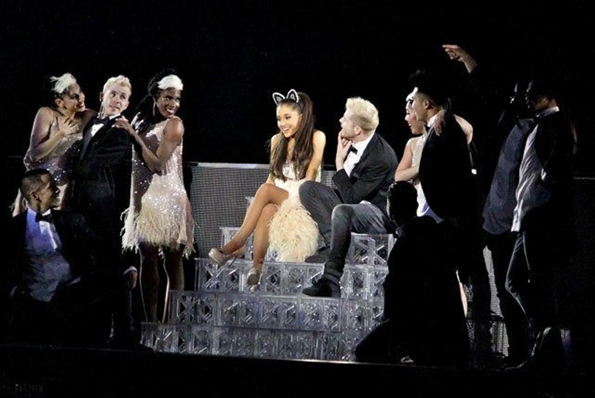 Ariana Grande canta entre sus bailarines