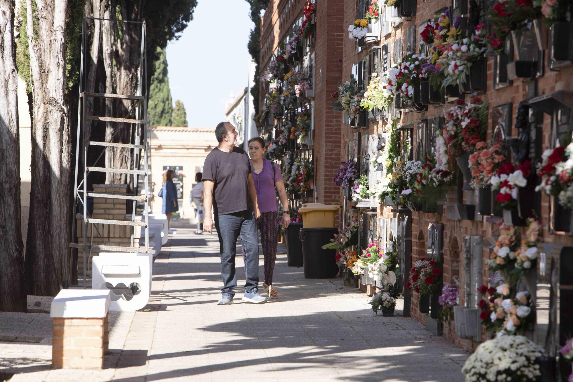 Día de Todos los Santos en el cementerio municipal de Alzira