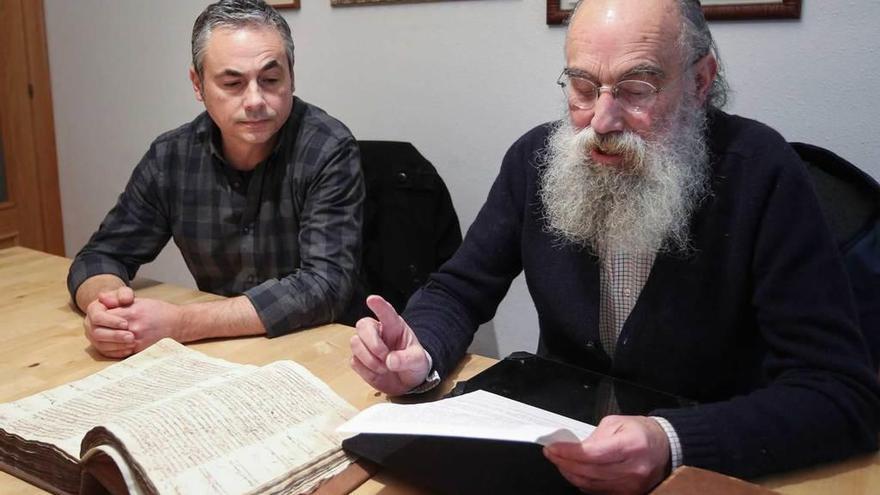 Pedro Pérez Escotet y José Luis Felgueroso, ayer en las oficinas de la Cofradía de La Balesquida.