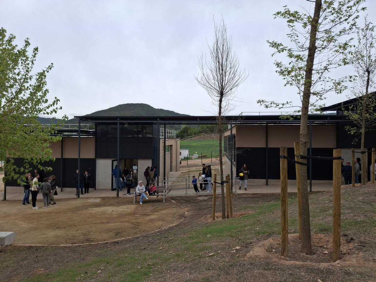 Alumnes i veïns visitant la nova escola durant la jornada festiva i de portes obertes d'aquest diumenge
