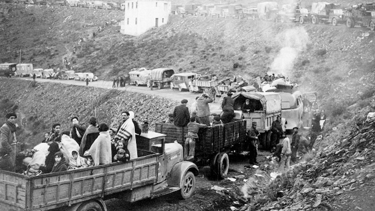 Vehículos parados en la carretera de Cerbere entre enero y febrero de 1939. Tras la toma de Barcelona y el avance de los nacionalistas, numerosos civiles y militares del ejército republicano se marcharon a Francia por la frontera del valle de Perthus.