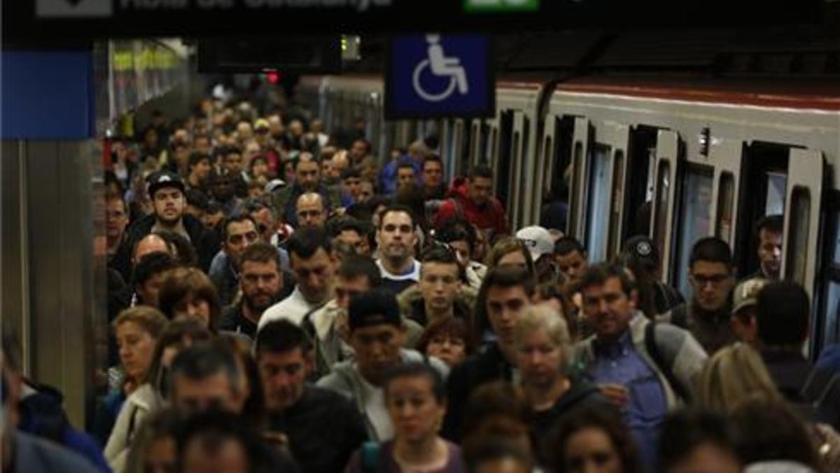 Vagones a rebosar por la huelga de metro de Barcelona