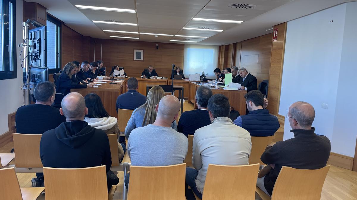 Imagen de todos los procesados, sentados ayer en el banquillo de la Audiencia de Castellón.