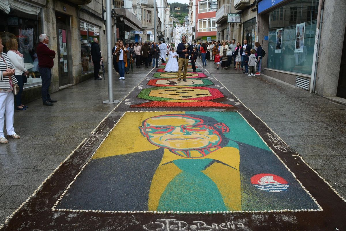 La procesión del Corpus de Bueu en 2018, con una de las alfombras dedicadas a José Otero Baena.