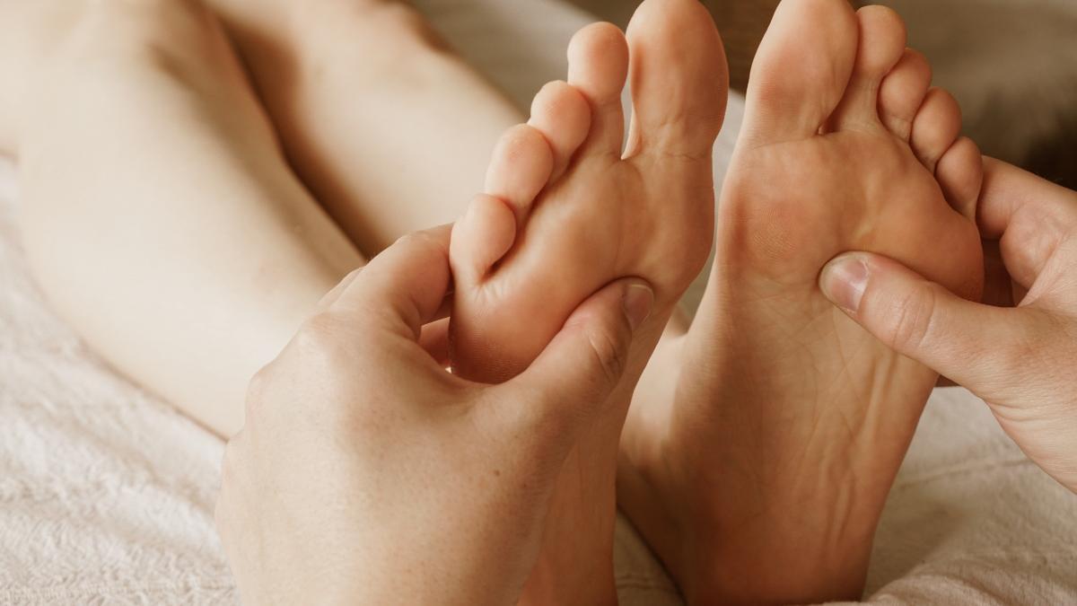 Cuatro enfermedades que puedes detectar tú mismo mirándote los pies