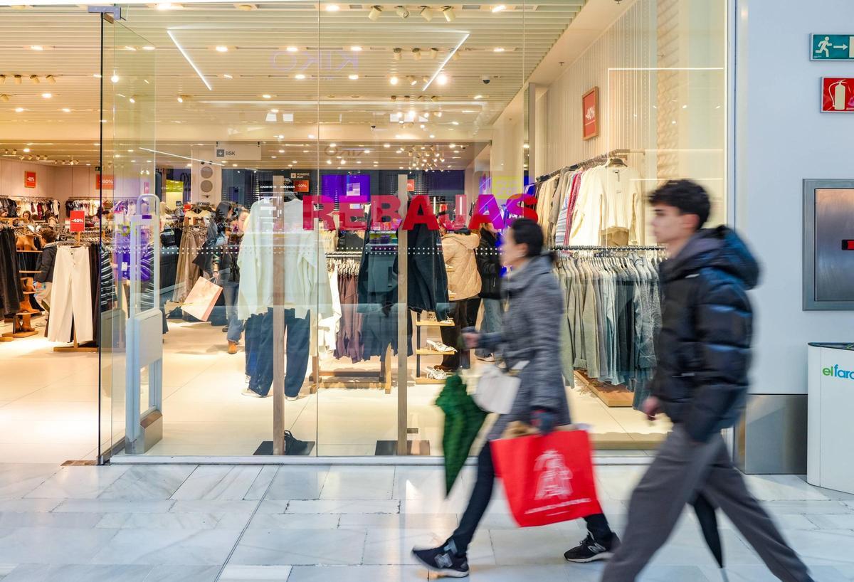 FOTOGALERÍA | Primer día de rebajas en Badajoz: colas, cambios y menos afluencia que otros años