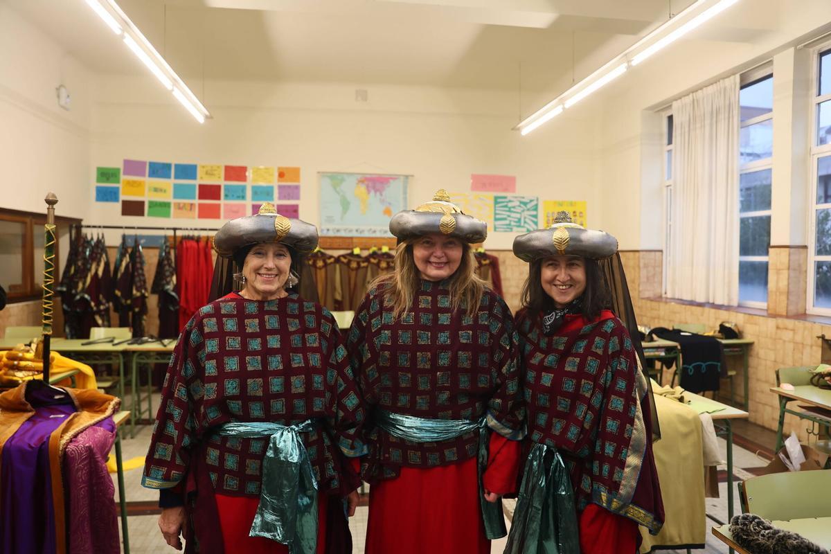 Reportaje con las pruebas de los trajes de la comitiva de los reyes Magos en la Cabalgata de Oviedo. Quedamos a las 16:45 en la puerta del Alfonso con uno de los grupos que va a desfilar