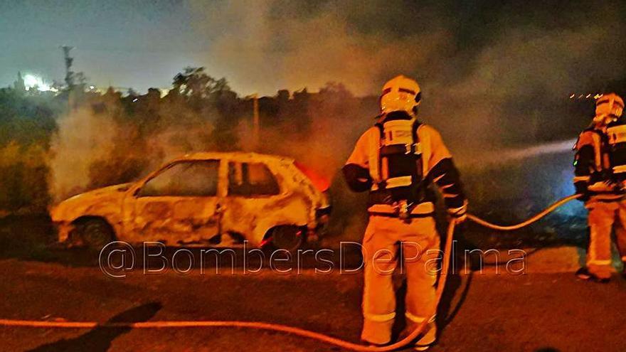 Los Bombers sofocan un incendio en un coche abandonado junto a Son Llàtzer