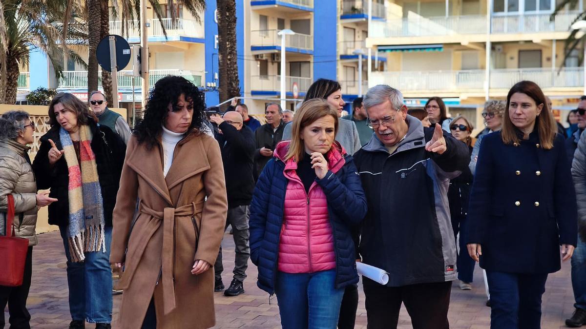 Pilar Bernabé visita Tavernes de la Valldigna para conocer el alcance de los daños por el temporal marítimo