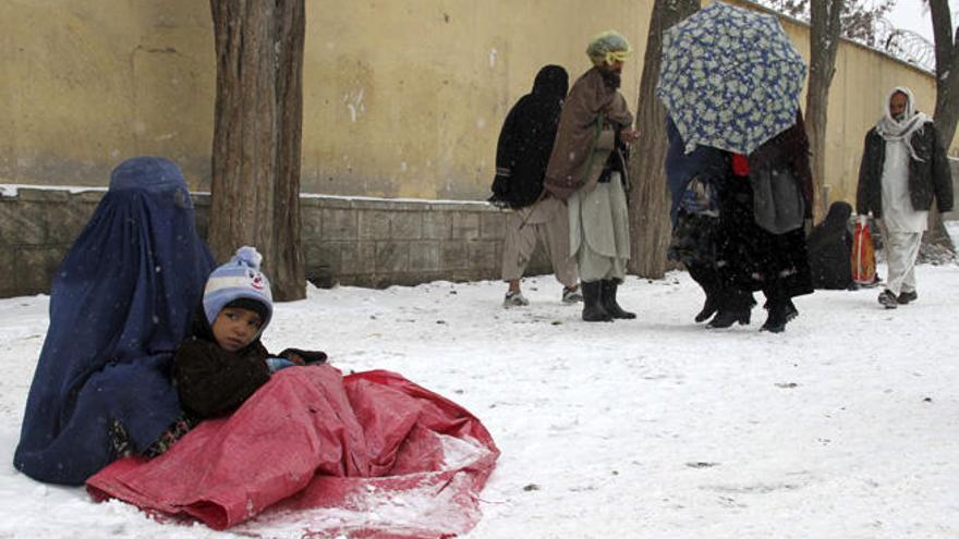 Una mujer pide limosna en Kabul (Afganistán).