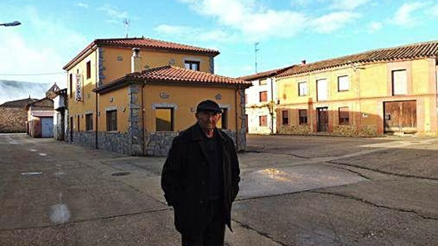 Un vecino cruza la plaza Mayor de Villaferrueña.