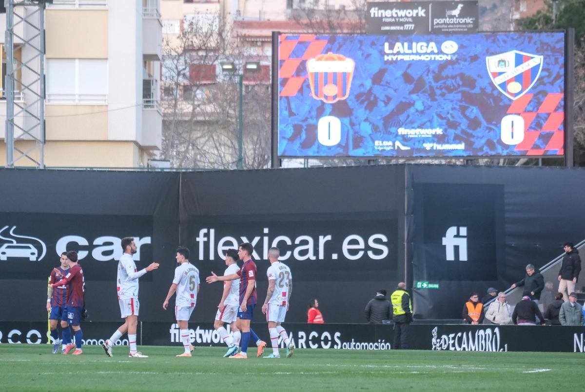 Jugadores de Eldense y Huesca se saludan al concluir el partido