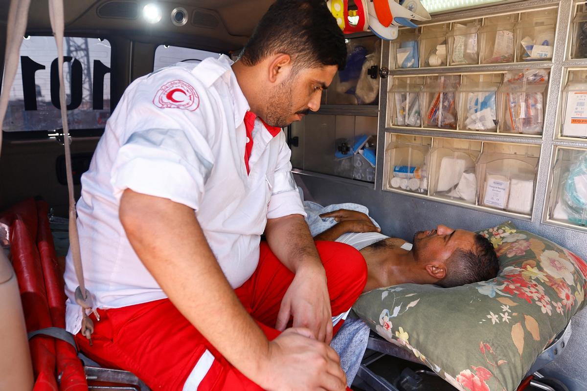 Palestinos y ambulancias huyen a Egipto por la frontera de Rafah, que abren hoy