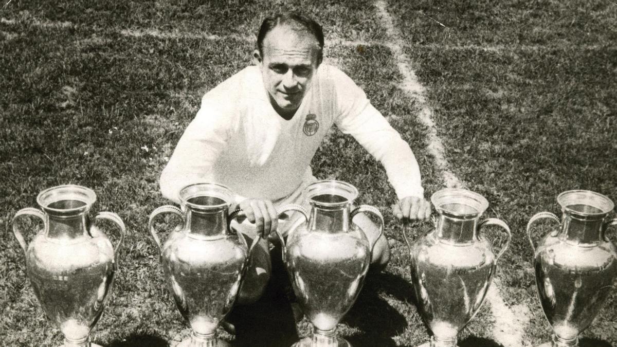 Di Stéfano posando con las cinco copas de Europa.