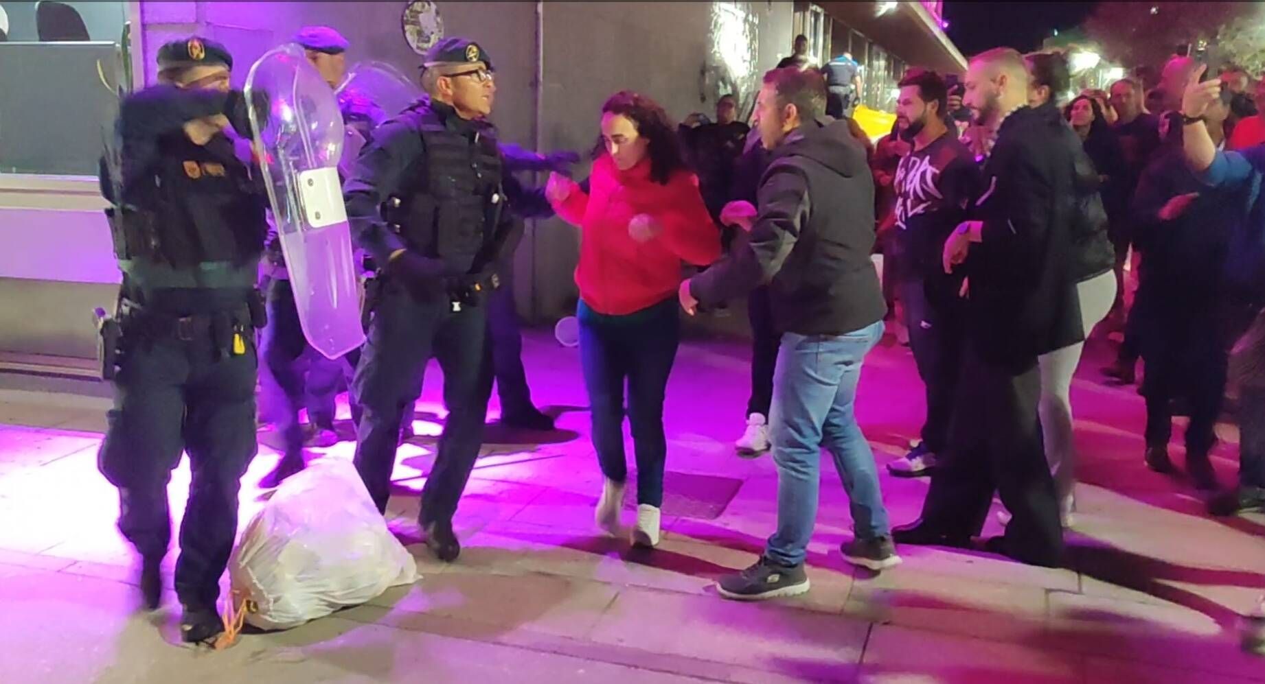 Multidudinaria protesta contra la subida de la basura en O Morrazo