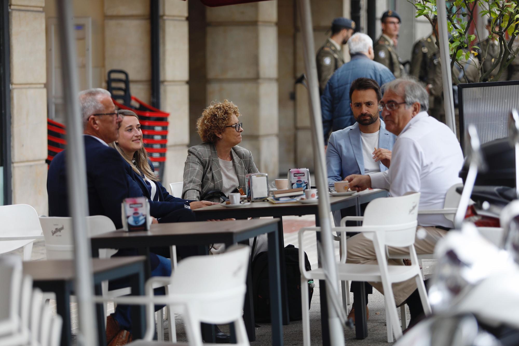 EN IMÁGENES: Mañana de movimientos entre los populares de la Junta tras la decisión de Feijóo de apartar a Mallada como candidata