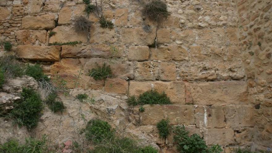 El aparejo califal denominado a soga y tizón en un muro de la fortaleza dianense. 