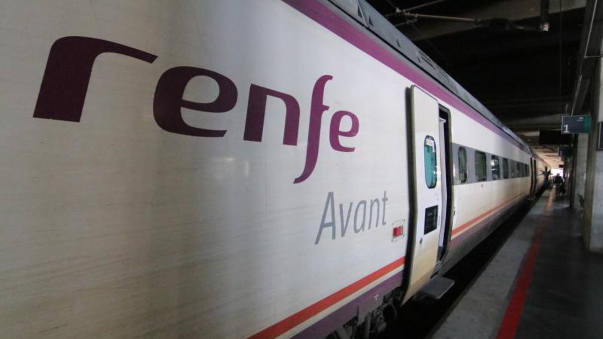 Un tren Avant en una estación de Adif en Córdoba