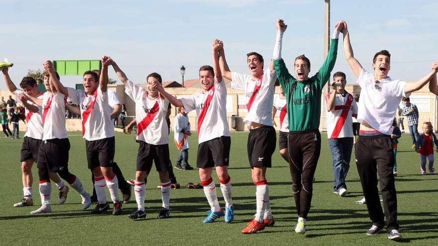 Los jugadores del Silleda festejan el título y el ascenso al término del encuentro. // Bernabé/Luismy