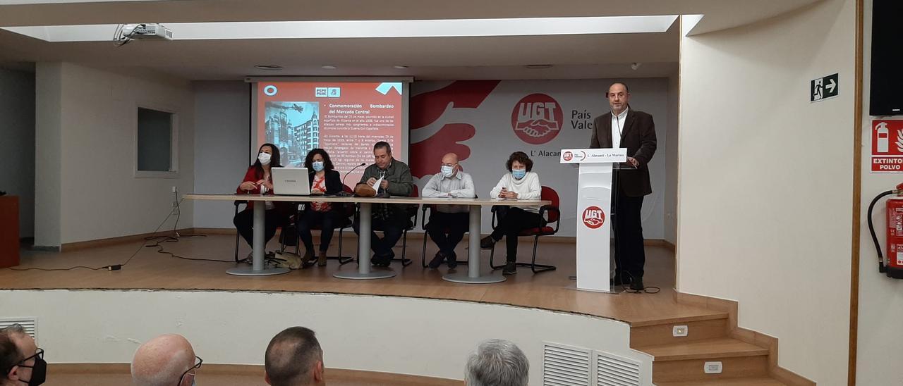 Miguel Millana presentando su balance de gestión en la asamblea socialista de este domingo.