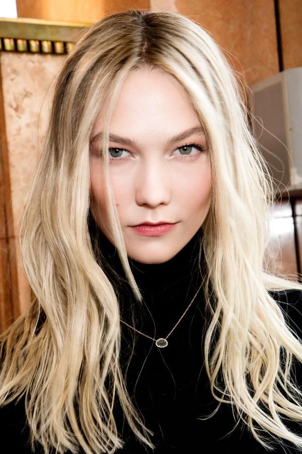 Karlie Kloss de rubia platino