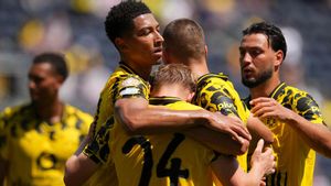 Bellingham, Svensson y Bensebaini celebran el 1-0 del Dortmund