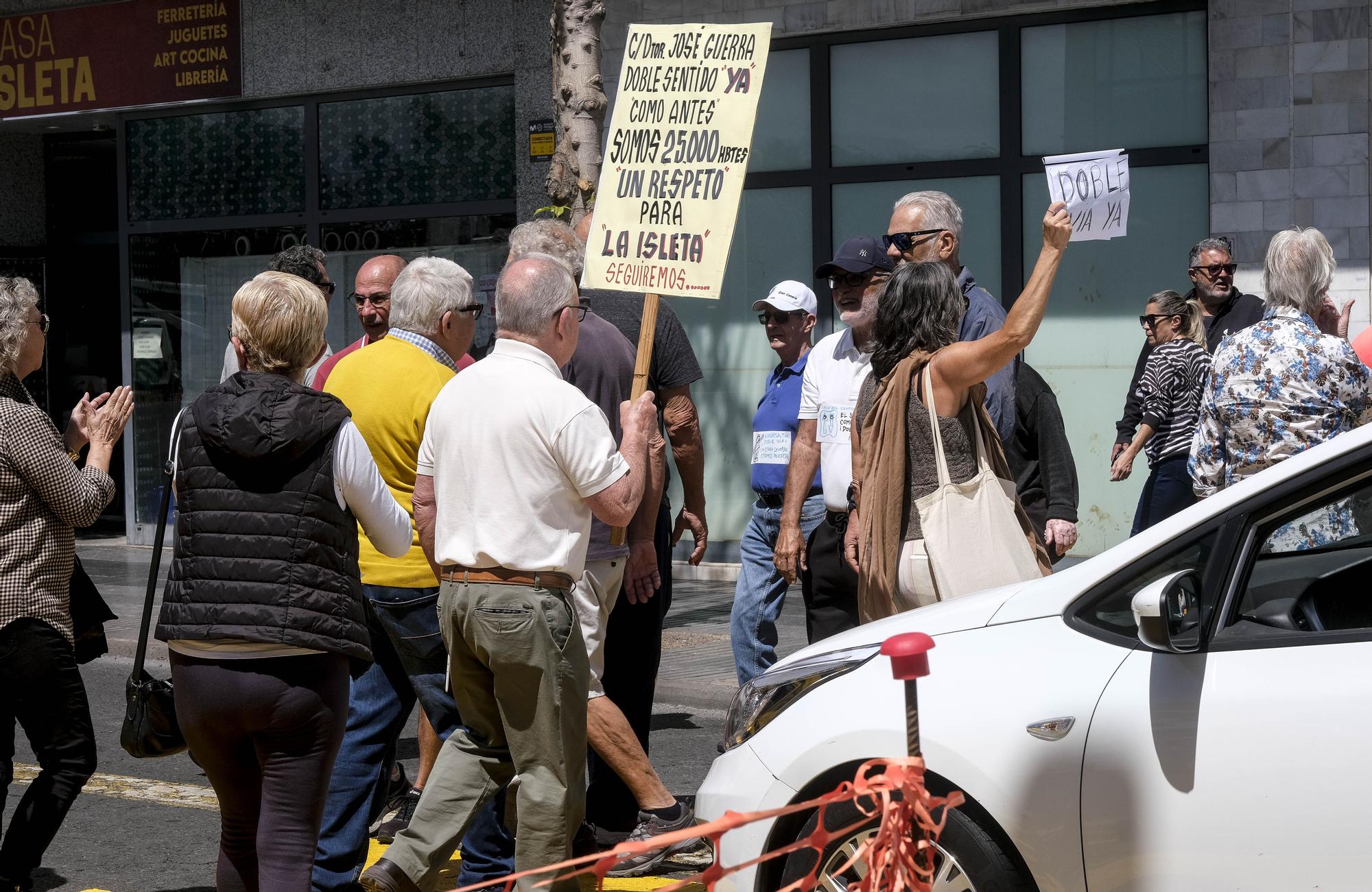 Manifestación de los vecinos de la Isleta que solicitan la apertura en doble sentido de la calle Doctor José Guerra Navarro.