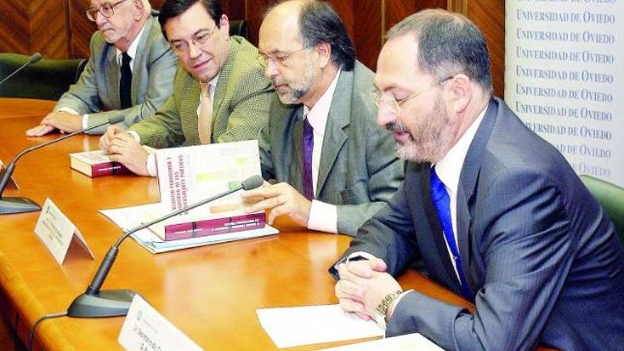 En primer término, Antonio Arias, junto al consejero de Economía, Jaime Rabanal, en una imagen de archivo.