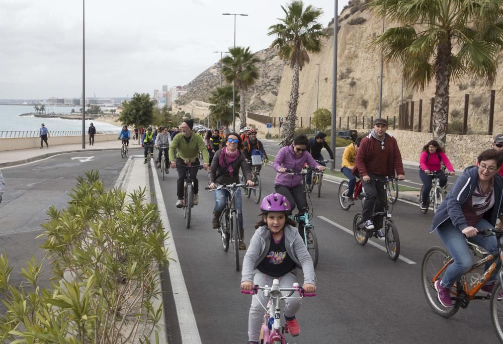 200 ciclistas exigen frente al Ayuntamiento una vía verde en La Cantera.