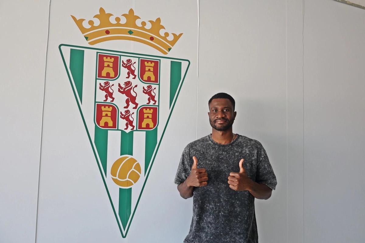 Jonathan Korbla posa junto al escudo del Córdoba CF tras su renovación.