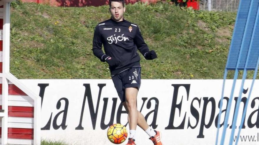 Jony golpea el balón durante el entrenamiento de ayer en Mareo.