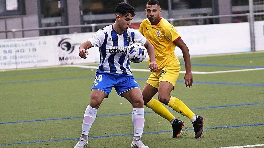 Moha Abouhafs en una acció del derbi entre el Banyoles i el Girona B.