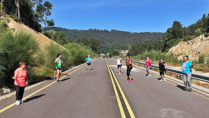 Un grupo de siete vecinas y su monitora practican zumba, ayer por la mañana, en O Meixueiro.