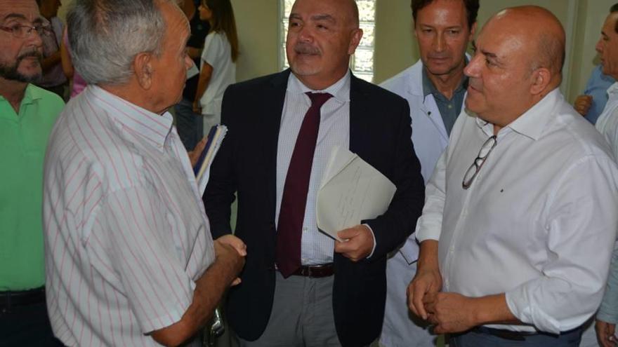 Martínez charla con un paciente junto al alcalde de Cieza.