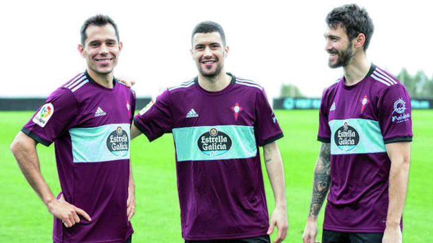Los tres fichajes de invierno (Solari, Aarón y Ferreyra), con la camiseta que lucirán en Mestalla esta tarde. | // RCCV