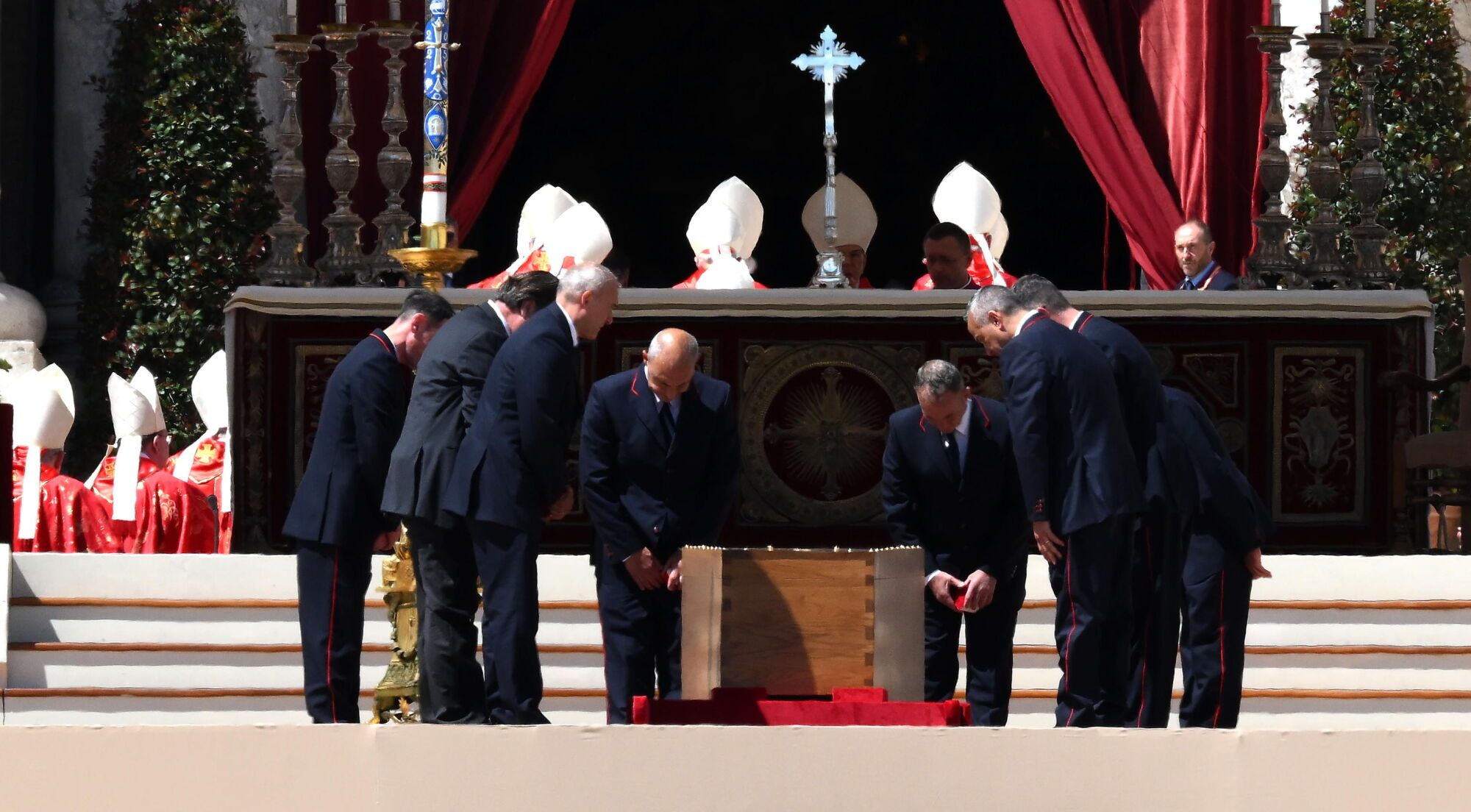Vatican City (Vatican City State (Holy See)), 26/04/2025.- The coffin containing the body of Pope Francis leaves Saint Peter's Square after the pontiff's funeral, on the parvis of Saint Peter's Basilica, in Vatican City, 26 April 2025. Pope Francis passed away on Easter Monday, 21 April 2025, at the age of 88. (Papa) EFE/EPA/ETTORE FERRARI