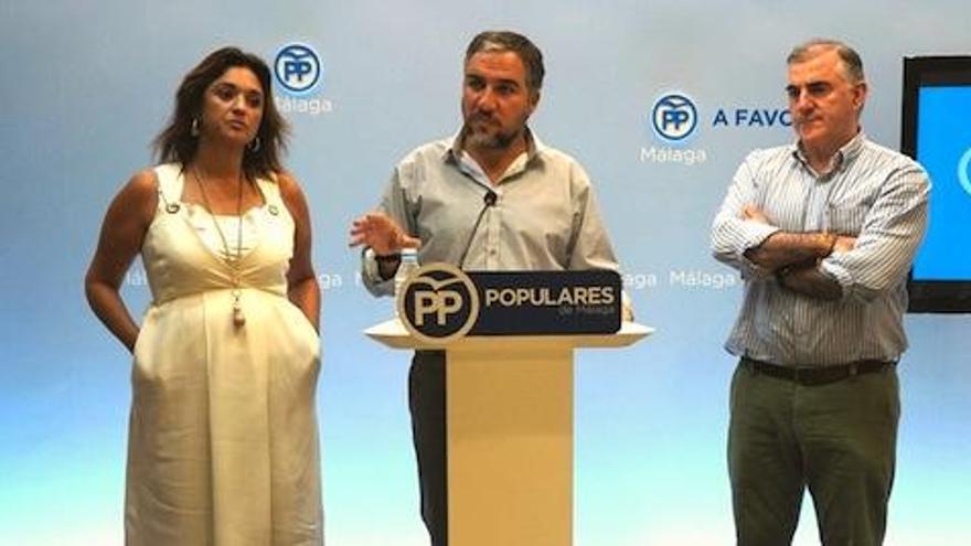 Los populares Margarita del Cid, Elías Bendodo y Manuel Marmolejo durante la rueda de prensa que ofreció ayer el presidente del PP para trazar la hoja de ruta del partido de aquí hasta el final de año.