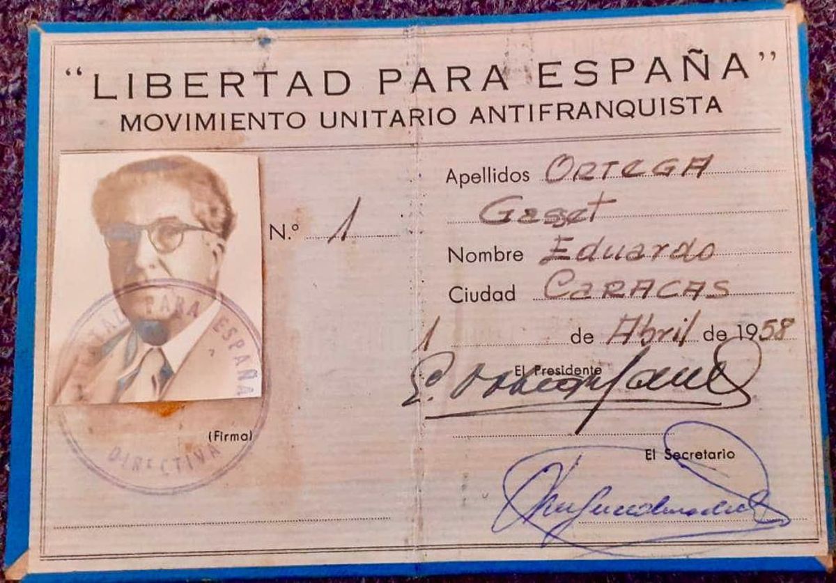 Documento oficial como primer miembro del Movimiento Unitario Antifranquista