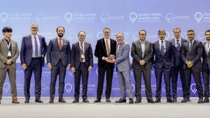 La delegación de Aqualia que está participando en el Global Water Summit 2023 recibió el premio de manos de Chistopher Gasson, CEO de GWI .