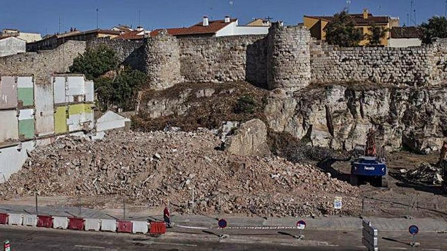 Los trabajos a mano culminan el derribo de Feria 11 antes del desescombro