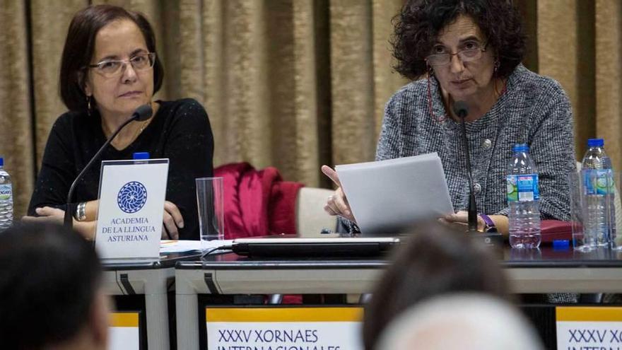 Ana Cano, izquierda, y Berta Piñán, ayer, en Oviedo.