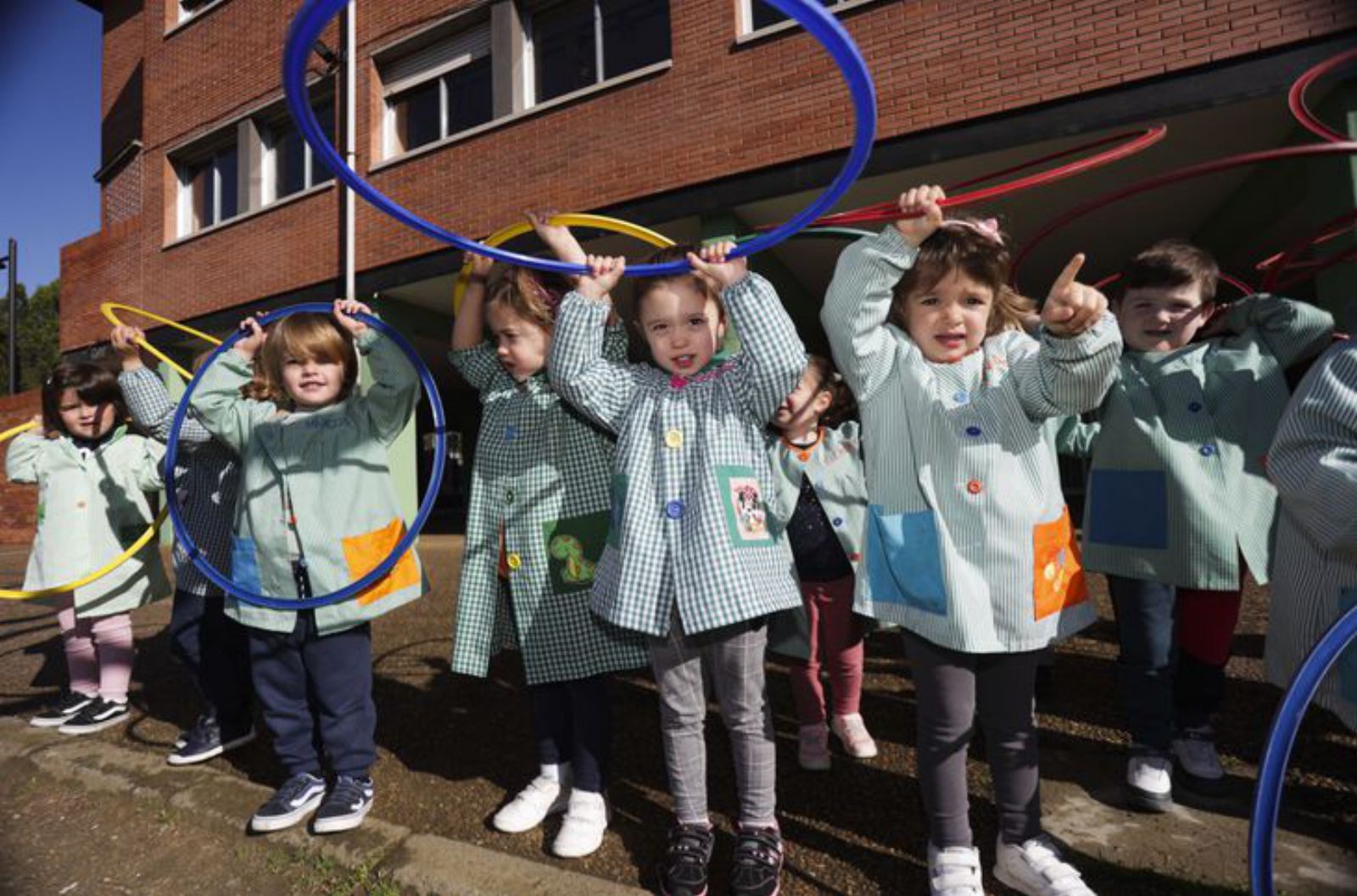 Alumnos de Infantil, en el patio del centro.