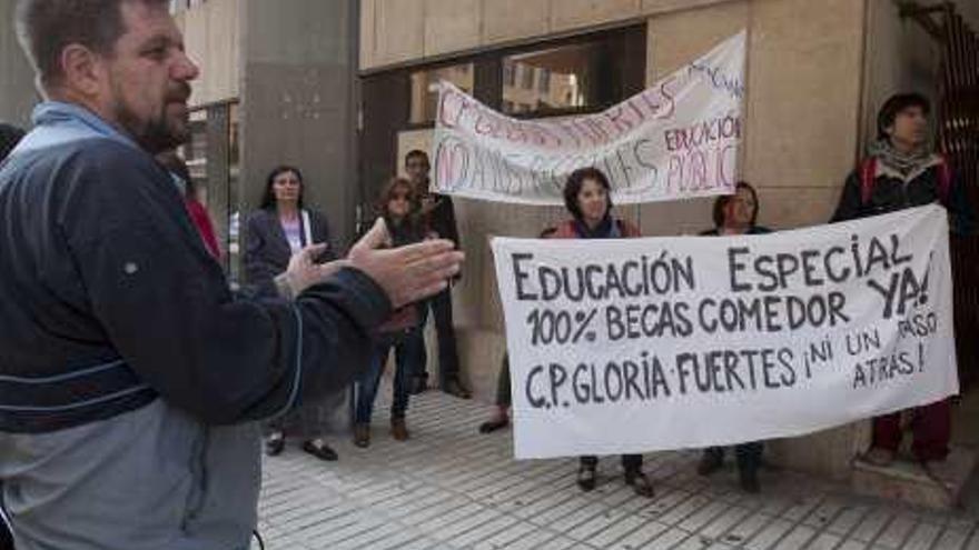 Padres del Gloria Fuertes exigen el 100% de las becas.