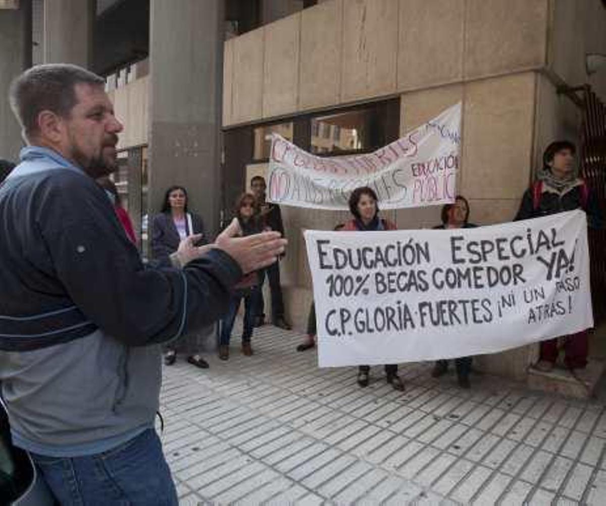 Padres del Gloria Fuertes exigen el 100% de las becas.