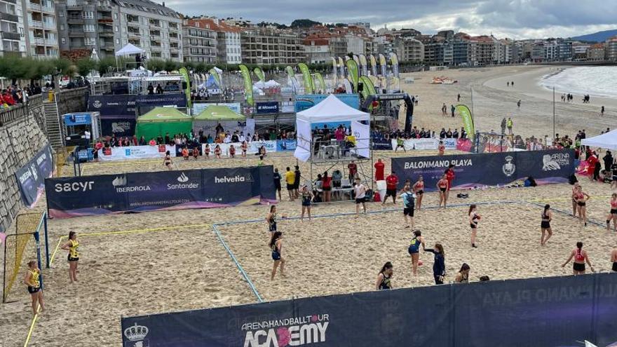 Aspecto de la playa, convertida en un gran centro deportivo. |   // FDV