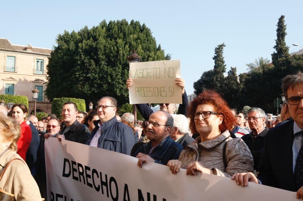 Los cofrades se manifiestan por la Semana Santa tradicional