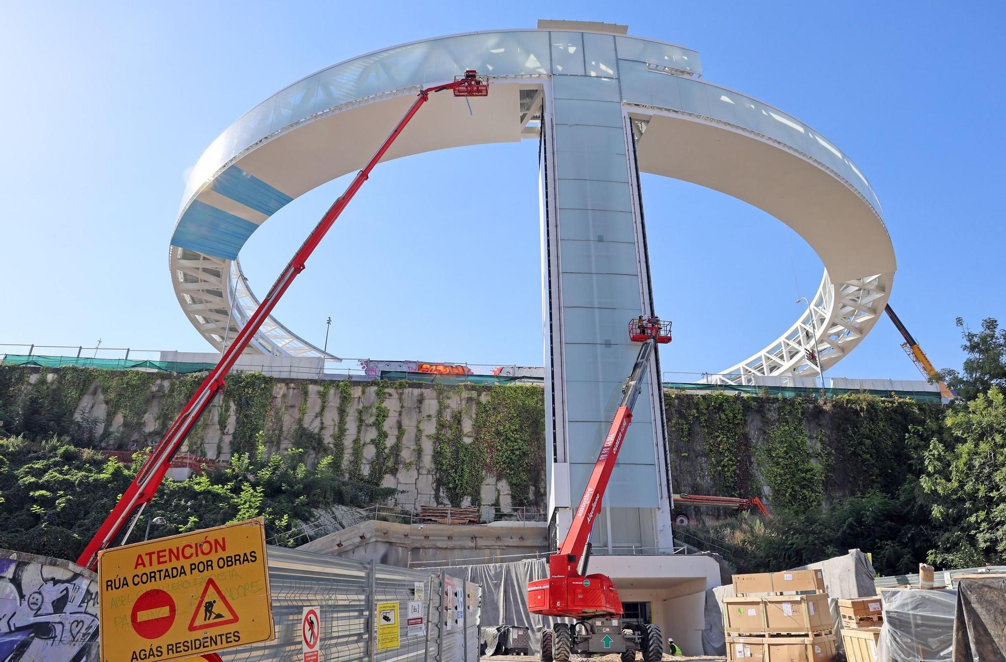El anillo del ascensor HALO finaliza su izado y "aluniza" en la plaza de Vialia