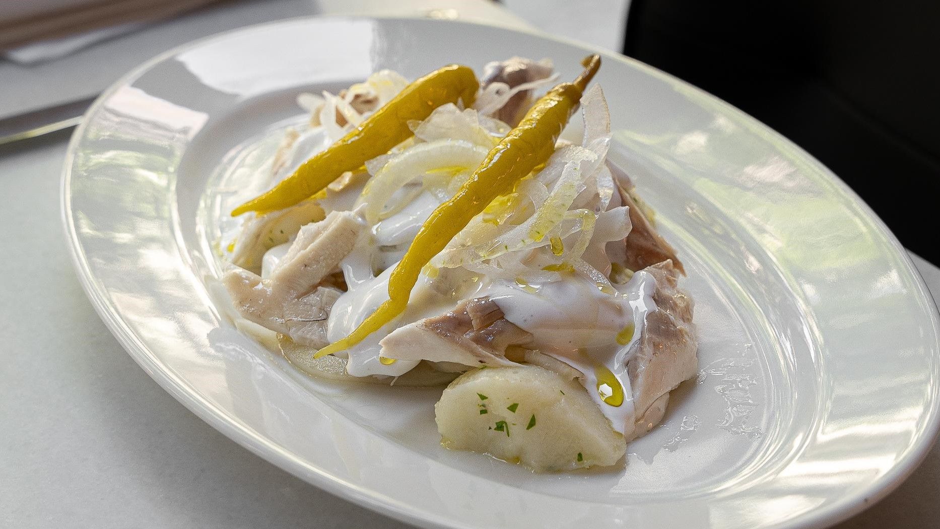 Ensalada de patata y lubina del restaurante Molino de Pez.